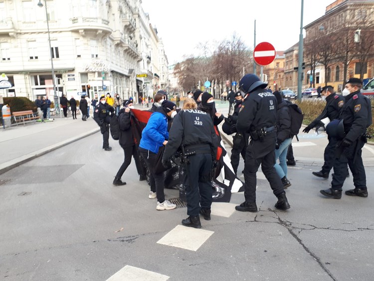 10 000 Corona Demonstranten Trotz Verbots In Wien Nehammer Spricht Von Verheerendem Bild Coronavirus Derstandard At Panorama