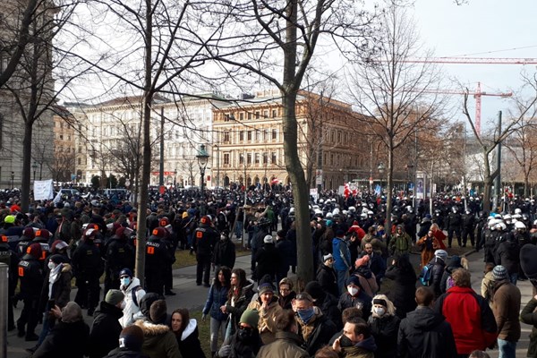 10 000 Corona Demonstranten Trotz Verbots In Wien Nehammer Spricht Von Verheerendem Bild Coronavirus Derstandard At Panorama