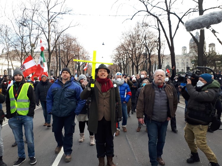 Corona Demos Fpo Protestiert Im Netz Tausende Marschieren Trotz Der Verbote Am Ring International Derstandard De International