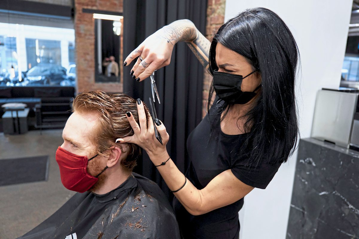 Eintrittskarte zum neuen Look Friseure fordern, dass Selbsttests