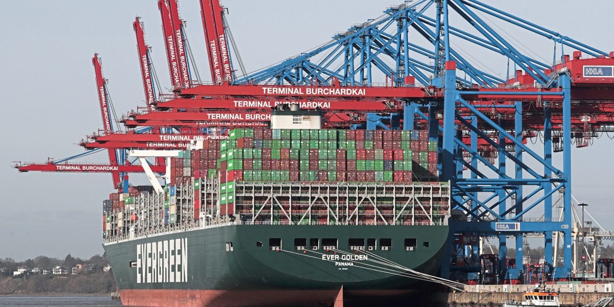 Containerschiff nach Windböen im Suezkanal gestrandet ...