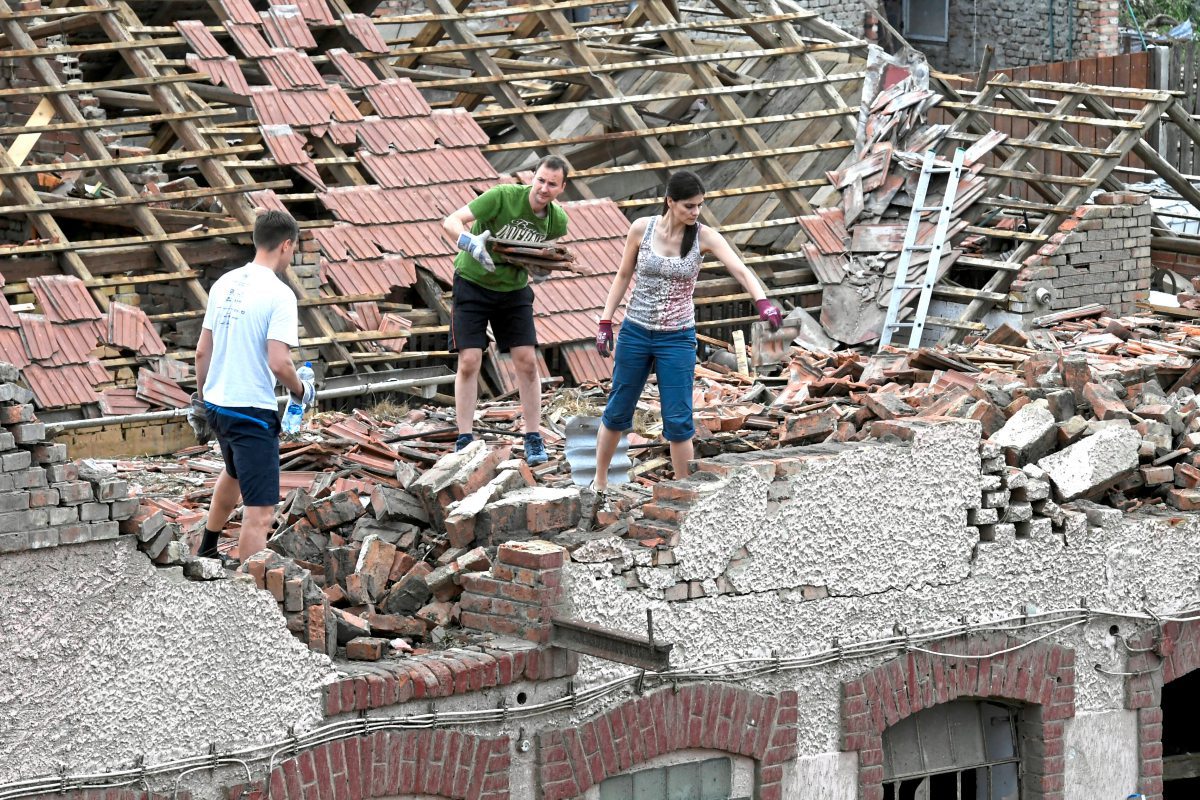 Freiwillige aus ganz Tschechien helfen nach Tornado bei gefährlichen Aufräumarbeiten - Vimarsana News