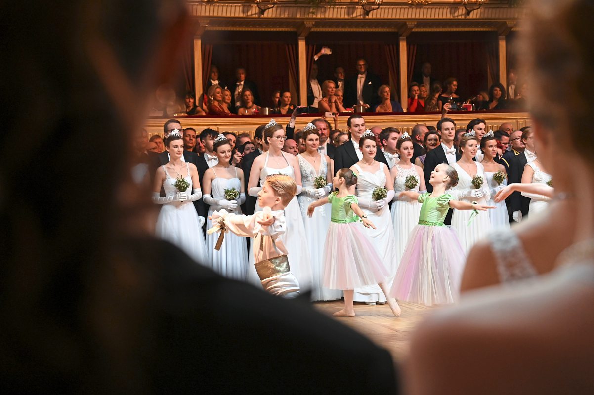 Opernball 2023: Das Gewalze kehrte mit Klimaprotest zurück - Liveticker ...