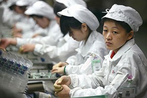 Artikelbild: Foxconn-Arbeiter sollen bis zu acht Stunden am Stück stehen müssen.  - Foto: Gizmodo