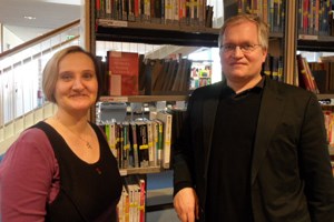 Beate Wegerer, zuständig für die zielgruppenspezifischen Angebote und Bibliotheksleiter Markus Feigl.