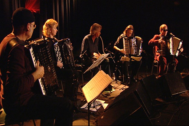 https://images.derstandard.at/t/M625/movies/2004/6334/170528100030808_7_accordion-tribe_aufm02.jpg https://images.derstandard.at/t/M625/movies/2004/6334/170528100030808_7_accordion-tribe_aufm02.jpg