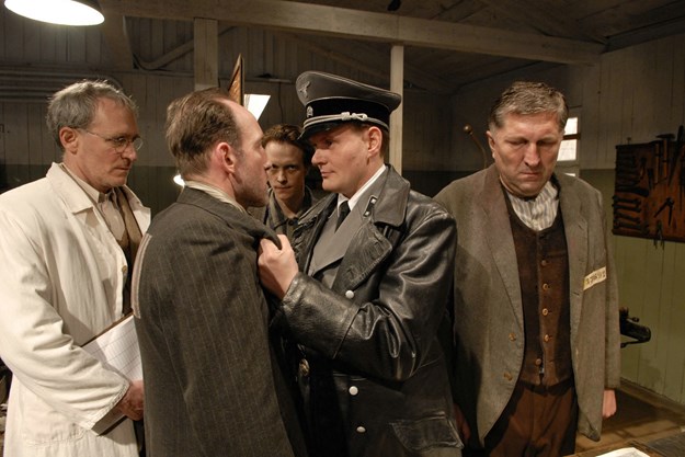 https://images.derstandard.at/t/M625/movies/2006/9367/160831223220954_8_die-faelscher_aufm2.jpg https://images.derstandard.at/t/M625/movies/2006/9367/160831223220954_8_die-faelscher_aufm2.jpg