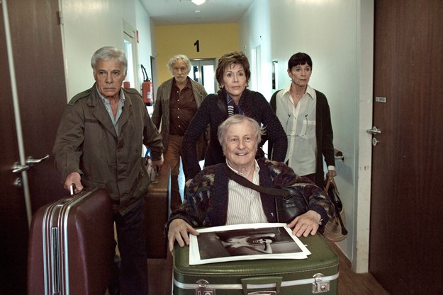 https://images.derstandard.at/t/M625/movies/2011/16060/160503223125284_8_und-wenn-wir-alle-zusammenziehen_aufm2.jpg https://images.derstandard.at/t/M625/movies/2011/16060/160503223125284_8_und-wenn-wir-alle-zusammenziehen_aufm2.jpg