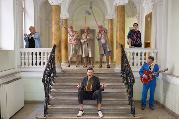 https://images.derstandard.at/t/M625/movies/2014/19243/170609213031805_9_kafka-kiffer-und-chaoten_aufm04.jpg https://images.derstandard.at/t/M625/movies/2014/19243/170609213031805_9_kafka-kiffer-und-chaoten_aufm04.jpg