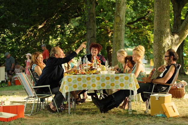 https://images.derstandard.at/t/M625/movies/2015/22889/160405223109202_9_familie-zu-vermieten_aufm02.jpg https://images.derstandard.at/t/M625/movies/2015/22889/160405223109202_9_familie-zu-vermieten_aufm02.jpg