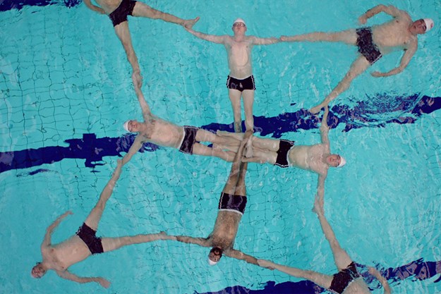 https://images.derstandard.at/t/M625/movies/2018/27037/180607223017555_9_swimming-with-men_aufm03.jpg https://images.derstandard.at/t/M625/movies/2018/27037/180607223017555_9_swimming-with-men_aufm03.jpg