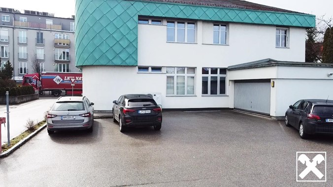 Sicht auf Parkplatz hinter Gebäude von oben