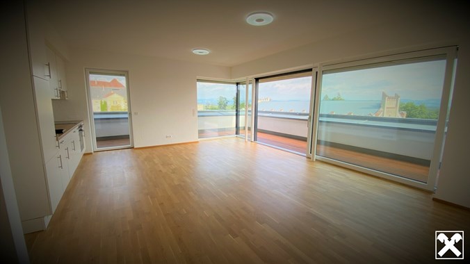 Blick in Wohnküche und zur Terrasse