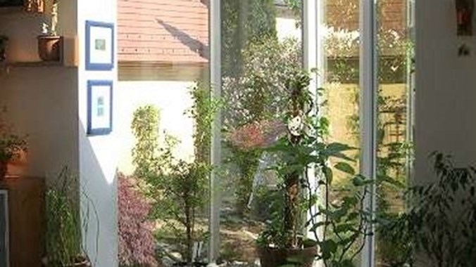 Glaserker mit Sicht auf Pool