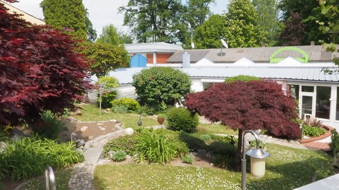 Nicht einsehbarer Garten mit Bach und Brunnen
