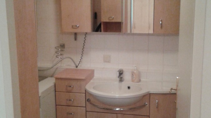 Badezimmer mit Spiegelschrankverbau