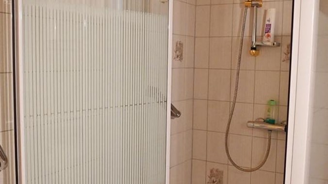 Dusche im geräumigen Badezimmer