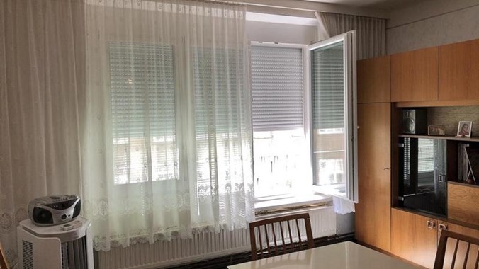 Wohnzimmer mit großem Fenster