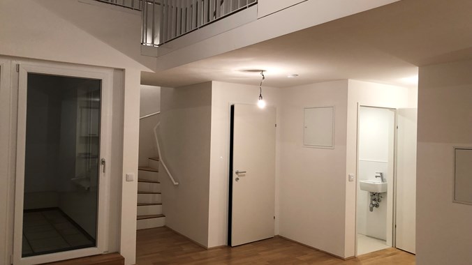 Wohnzimmer - Blick zum Abstellraum & WC
