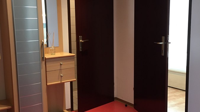 Eingangsbereich (Tür rechts führt ins Schlafzimmer, Tür links führt ins separates WC)